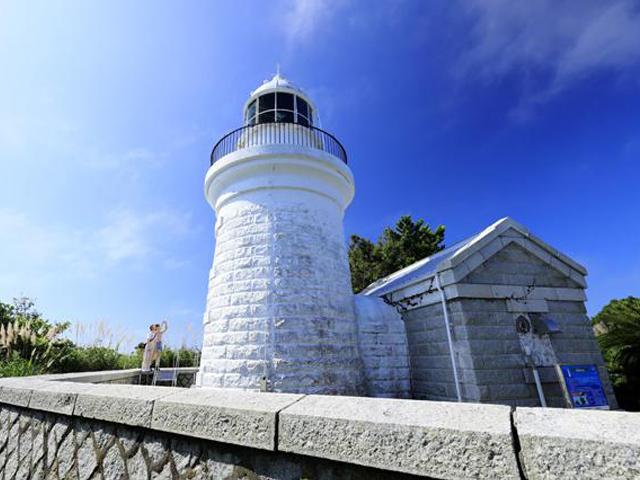 &lt;font color=&quot;#800080&quot;&gt;&lt;strong&gt;姫島灯台&lt;/strong&gt;&lt;/font&gt;（姫島村）&lt;br&gt; 明治35年（1902年）から2年間の工事を経て建設され、明治37年（1904）年に点灯した歴史ある灯台。徳山産の花崗岩で造られた高さ12mの白く美しい灯台と退息所は建設当時とほぼ同じ姿で、美しい景観を楽しませてくれます。&lt;br&gt; &lt;span style=&quot;font-size:14px;&quot;&gt;&lt;strong&gt;&lt;hr&gt;【DATA】&lt;/strong&gt;&lt;br /&gt;  住所／姫島村4966-1&lt;br&gt; 電話／0978-87-2279（姫島村役場水産・観光商工課）&lt;br&gt; &lt;a href=&quot;https://www.himeshima.jp/kankou/spot/bunkateki-keikan/&quot; target=&quot;_blank&quot;&gt;&lt;font color=&quot;#0033ff&quot;&gt;詳細はこちら&lt;/font&gt;&lt;/a&gt;&lt;/span&gt;&lt;br&gt;