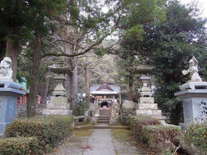 &lt;font color=&quot;#800080&quot;&gt;&lt;strong&gt;雲八幡宮&lt;/strong&gt;&lt;/font&gt;（中津市）&lt;br&gt;本社の境内を流れる小川の下流、約500ｍに「雲石」があります。この石から七色に輝いて立ちのぼる雲の中から大宝3年（703）童形の神様がご出現になったと伝えています。この石は神様の降りられる座、いわゆる磐座で『雲のやしろ』と祭られました。古代の場、雲八幡宮の元宮です。&lt;hr&gt;&lt;span style=&quot;font-size:14px;&quot;&gt;【DATA】&lt;br /&gt;住所／中津市耶馬溪町宮園407&lt;br&gt;問合せ／0979-56-2309（雲八幡宮）&lt;br&gt;&lt;a href=&quot;http://kumohachiman.j-air.net/index2.html&quot; target=&quot;_blank&quot;&gt;&lt;font color=&quot;#0033ff&quot;&gt;HPはこちら&lt;/font&gt;&lt;/a&gt;&lt;/span&gt;&lt;br&gt;&lt;br&gt;