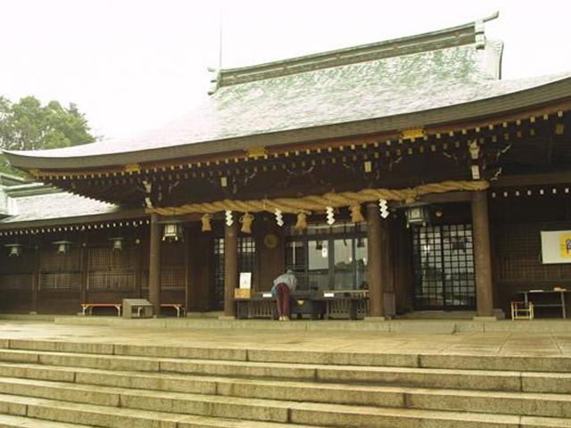 &lt;font color=&quot;#800080&quot;&gt;&lt;strong&gt;護国神社&lt;/strong&gt;&lt;/font&gt;（大分市）&lt;br&gt;明治8年創建の招魂社です。年末から3月末には、干支の「巳」を描いた九州最大級の大絵馬と、日本一の高さを誇る大はま矢と、大熊手といった巨大縁起物や願い事叶い矢なども設置されます。&lt;hr&gt;&lt;span style=&quot;font-size:14px;&quot;&gt;【DATA】&lt;br /&gt;住所／大分市牧1371&lt;br&gt;問合せ／097-558-3096（護国神社）&lt;br&gt;&lt;a href=&quot;http://www.oita-gokoku.jp/wp/&quot; target=&quot;_blank&quot;&gt;&lt;font color=&quot;#0033ff&quot;&gt;HPはこちら&lt;/font&gt;&lt;/a&gt;&lt;/span&gt;&lt;br&gt;&lt;br&gt;