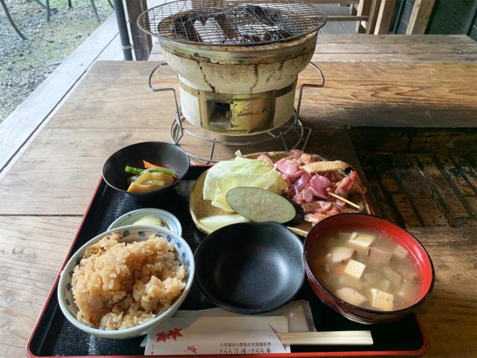 ▲炭火焼き定食 1600円。鶏ごはんや煮ぐいも付く