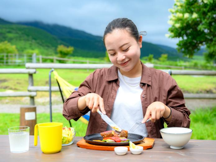 ▲心地よい高原の風を感じながら食べるお肉は最高！