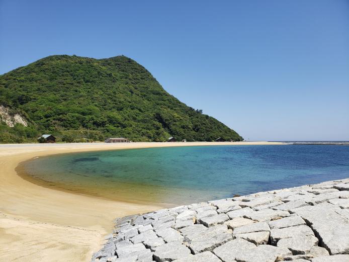 &lt;font color=&quot;#800080&quot;&gt;&lt;strong&gt;姫島海水浴場&lt;/strong&gt;&lt;/font&gt;（姫島村）&lt;br&gt;島内で一番きれいで、広さも最大の砂浜。弓状に弧を描く500ｍの海岸線は、澄んだ海とマッチして美しい景観が広がります。海水浴場にはトイレ、ロッカールーム、シャワー室、休憩所が完備されています。&lt;br&gt;&lt;span style=&quot;font-size:14px;&quot;&gt;&lt;strong&gt;&lt;hr&gt;【DATA】 &lt;/strong&gt;&lt;br /&gt; 住所／姫島村3292-1&lt;br&gt;電話／0978-87-2279（姫島村水産・観光商工課）&lt;br&gt;&lt;a href=&quot; https://www.himeshima.jp/kankou/leisure/beach/&quot; target=&quot;_blank&quot;&gt;&lt;font color=&quot;#0033ff&quot;&gt;詳細はこちら&lt;/font&gt;&lt;/a&gt;&lt;/span&gt;