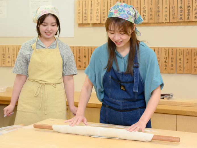 ▲生地を練り、麺棒で延ばしていきます。なかなか才能あるかも！