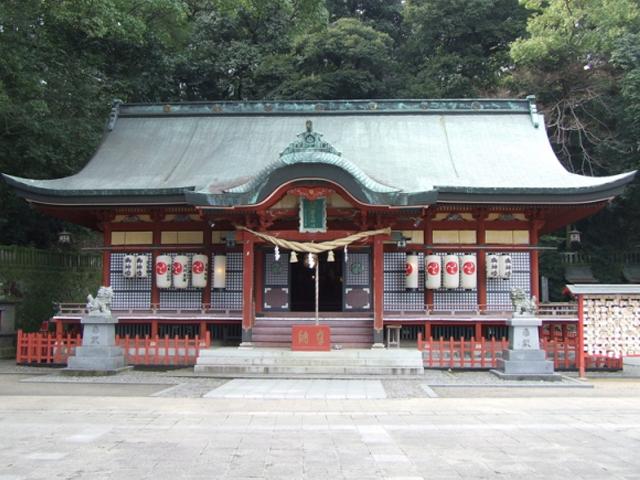 &lt;font color=&quot;#800080&quot;&gt;&lt;strong&gt;八幡朝見神社&lt;/strong&gt;&lt;/font&gt;（別府市）&lt;br&gt;境内からは別府市を一望でき、ご神木として大きな楠の木があります。また、敷石の中に盃の形をした石とひょうたんの形をした石があり、これを踏むと無病息災、縁起がよいと言われています。&lt;hr&gt;&lt;span style=&quot;font-size:14px;&quot;&gt;【DATA】&lt;br /&gt;住所／別府市朝見2-15-19&lt;br&gt;問合せ／0977-23-1408（八幡朝見神社）&lt;br&gt;&lt;a href=&quot;http://www.asami.or.jp/&quot; target=&quot;_blank&quot;&gt;&lt;font color=&quot;#0033ff&quot;&gt;HPはこちら&lt;/font&gt;&lt;/a&gt;&lt;/span&gt;&lt;br&gt;&lt;br&gt;