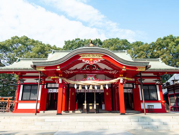 &lt;font color=&quot;#800080&quot;&gt;&lt;strong&gt;春日神社&lt;/strong&gt;&lt;/font&gt;（大分市）&lt;br&gt;一千百有余年の歴史を刻んだ、平安時代から続く県内有数の古社。元旦0時とともに大太鼓が打ち鳴らされ、境内を埋め尽くした参拝者が新年の願いを込めていっせいに拍手をたたきます。&lt;hr&gt;&lt;span style=&quot;font-size:14px;&quot;&gt;【DATA】&lt;br /&gt;住所／大分市勢家町4-6-87&lt;br&gt;問合せ／097-532-5638（春日神社）&lt;br&gt;&lt;a href=&quot;https://www.kasuganomori.jp/&quot; target=&quot;_blank&quot;&gt;&lt;font color=&quot;#0033ff&quot;&gt;HPはこちら&lt;/font&gt;&lt;/a&gt;&lt;/span&gt;&lt;br&gt;&lt;br&gt;