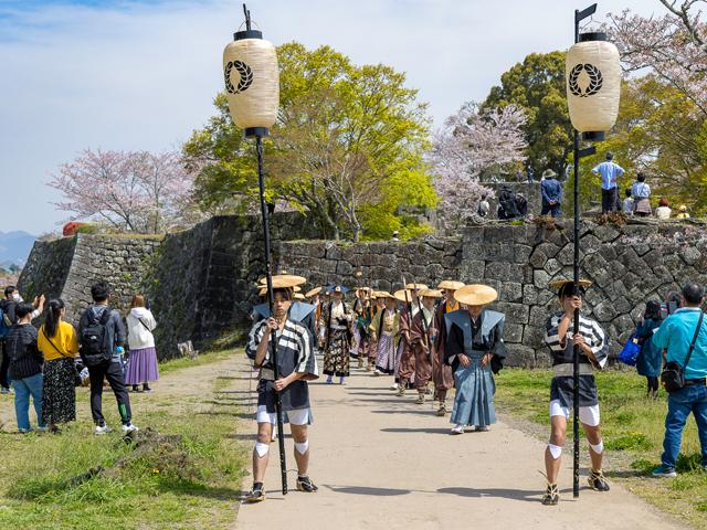 &lt;font color=&quot;#800080&quot;&gt;&lt;strong&gt;第77回 岡城桜まつり&lt;/strong&gt;&lt;/font&gt;&lt;br&gt;日本桜名所100選に選ばれた「国指定史跡 岡城跡」にて、「第77回 岡城桜まつり」が開催されます。岡城から豊後竹田駅までを総勢100名の大名行列や甲冑武者行列が練り歩くほか、肥後熊本藩葦北鉄砲隊演武などさまざまなイベントが実施され、まるで江戸時代にタイムスリップしたような気分になります。ぜひ、足をお運びください。&lt;hr&gt;&lt;span style=&quot;font-size:14px;&quot;&gt;【DATA】&lt;br &gt;日程／2025年4月5日（土）&lt;br&gt;場所／岡城跡・城下町（竹田市）&lt;br&gt;問合せ／0974-63-2638（岡城桜まつり実行委員会）&lt;br&gt;&lt;a href=&quot; https://taketa.guide/topics/detail/fa0dad4a-29a7-4624-ac3f-b546ec0ed053&quot; target=&quot;_blank&quot;&gt;&lt;font color=&quot;#0033ff&quot;&gt;詳細はこちら&lt;/font&gt;&lt;/a&gt;&lt;/span&gt;&lt;br&gt;&lt;br&gt;