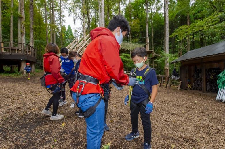 まずは一人ずつハーネス（落下防止の安全器具）を装着。小学2年生以下はヘルメットも装着します。