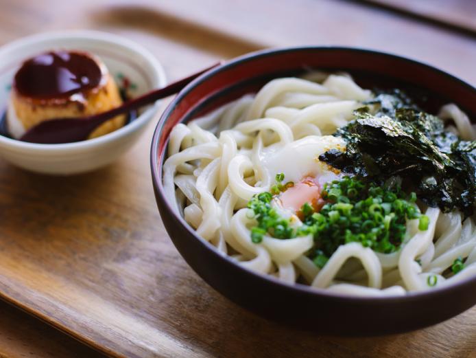 ▲しっかり食べ応えのある「温玉うどん」660円と人気の「地獄蒸し®プリン」440円～