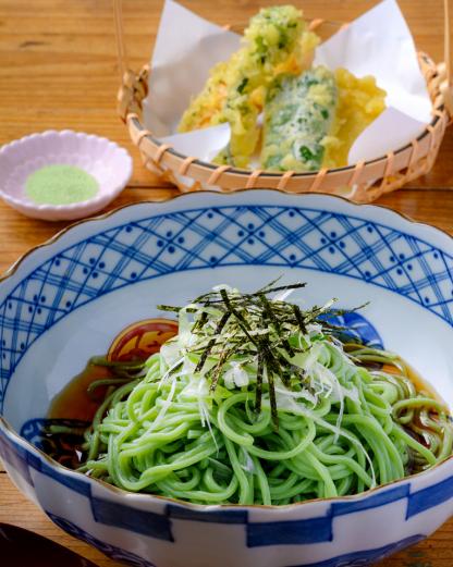 ▲「カボスやく麺」（季節の天ぷら付き）1200円