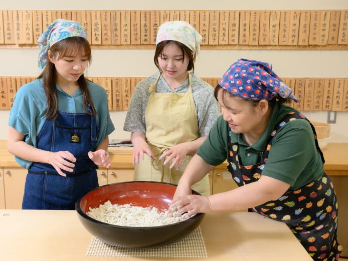 ▲まずはそば粉と小麦粉を振るい、混ぜながら加水していきます。そば打ち職人が一つひとつ丁寧に指導してくれるので安心！　