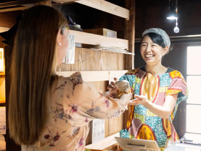 ▲「量り売りの文化を広めていきたい」と語る店主の井藤優子さん