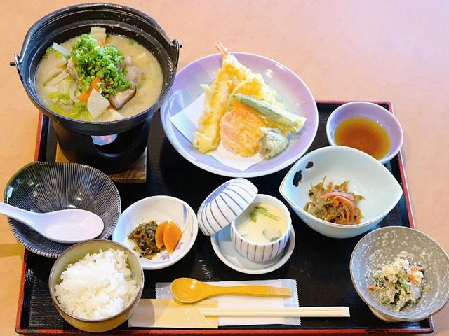 ▲「だんご汁定食」1,320円。地元の食材を使った心温まる料理が味わえる ※写真の定食は要予約