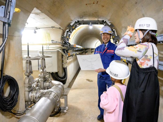 ▲地下通路監査廊内でも、いろんな設備について説明してもらえます。