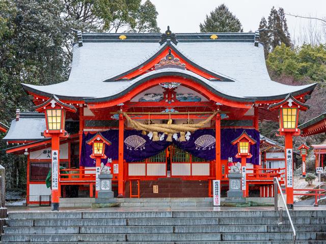 &lt;font color=&quot;#800080&quot;&gt;&lt;strong&gt;扇森稲荷神社&lt;/strong&gt;&lt;/font&gt;（竹田市）&lt;br&gt;九州三大稲荷にも数えられ、新年や初午祭（3月下旬）では多くの参拝者が全国より訪れるパワースポットとしても人気です。通称は「こうとうさま」と呼ばれて親しまれています。&lt;hr&gt;&lt;span style=&quot;font-size:14px;&quot;&gt;【DATA】&lt;br /&gt;住所／竹田市大字拝田原字桜瀬811&lt;br&gt;問合せ／0974-63-1588（扇森稲荷神社）&lt;br&gt;&lt;a href=&quot;https://xn--gpuz1m79owd17b268a.net/&quot; target=&quot;_blank&quot;&gt;&lt;font color=&quot;#0033ff&quot;&gt;HPはこちら&lt;/font&gt;&lt;/a&gt;&lt;/span&gt;&lt;br&gt;&lt;br&gt;