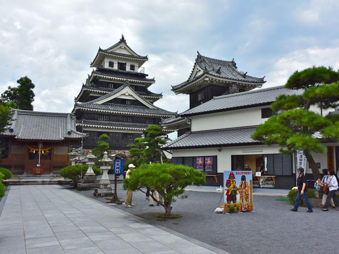 &lt;font color=&quot;#800080&quot;&gt;&lt;strong&gt;中津大神宮・中津神社&lt;/strong&gt;&lt;/font&gt;（中津市）&lt;br&gt;中津大神宮・中津神社は中津城趾の公園地内にある神社です。中津大神宮は、伊勢の神宮の大神様の御分霊を奉斎し、「豊前の国のお伊勢様」として親しまれています。また、中津神社は、松の御殿跡に鎮座しています。夏には、中津を代表するお祭りのひとつである中津祇園祭が執り行われます。&lt;hr&gt;&lt;span style=&quot;font-size:14px;&quot;&gt;【DATA】&lt;br /&gt;住所／中津市二ノ丁1273-1&lt;br&gt;問合せ／0979-22-0523（中津大神宮）&lt;br&gt;&lt;a href=&quot;http://nakatsudaijinguu.jp/&quot; target=&quot;_blank&quot;&gt;&lt;font color=&quot;#0033ff&quot;&gt;HPはこちら&lt;/font&gt;&lt;/a&gt;&lt;/span&gt;&lt;br&gt;&lt;br&gt;