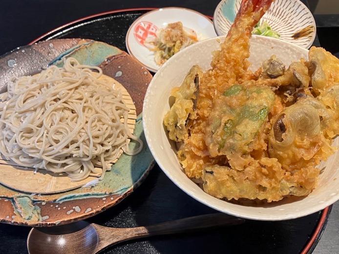 ▲「天丼とざる蕎麦」1850円。北海道産玄そばを使用したざるそばが自慢。そばがなくなり次第終了