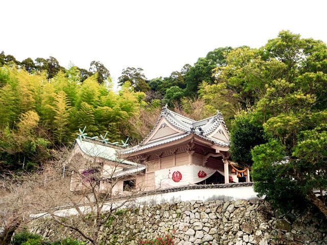 &lt;font color=&quot;#ff1493&quot;&gt;&lt;strong&gt;粟嶋神社&lt;/strong&gt;&lt;/font&gt;&lt;br&gt;佐伯市の沿岸にある神社。薄桃色の可愛らしい社殿が特徴で、安産や縁結びの神様で知られており、江戸時代には毛利藩の女中たちも参拝していたといわれています。自然の風景が描かれた鮮やかな天井絵も見事です。&lt;hr&gt;&lt;span style=&quot;font-size:14px;&quot;&gt;&lt;strong&gt;【DATA】 &lt;/strong&gt;&lt;br /&gt; 住所／佐伯市米水津小浦&lt;br&gt;電話／0972-23-3400（佐伯市観光案内所）&lt;br&gt;駐車場／10台&lt;br&gt;アクセス／佐伯ICから車で約30分&lt;br /&gt;&lt;a href=&quot; https://www.visit-saiki.jp/spots/detail/005d1eba-3028-47ed-9a7f-421faad5eb75&quot; target=&quot;_blank&quot;&gt;&lt;font color=&quot;#0033ff&quot;&gt;詳細はこちら&lt;/font&gt;&lt;/a&gt;&lt;/span&gt;