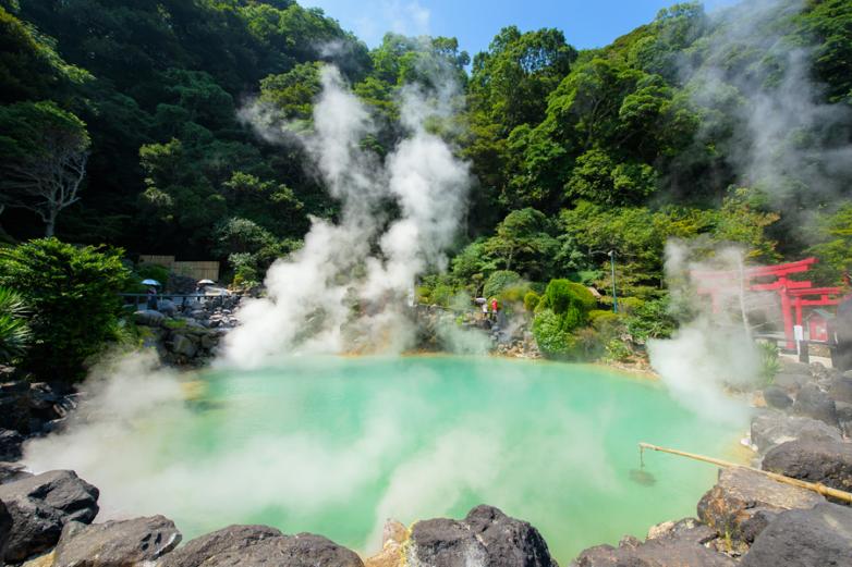 美しいコバルトブルーは、地獄というより極楽。こんなに爽やかな色をしているんですが、お湯の温度は98度！ 触ると地獄行きになっちゃいますので、気をつけてくださいね。 この高温の温泉に漬けて作る「温泉ゆでたまご」は、名物のひとつ。