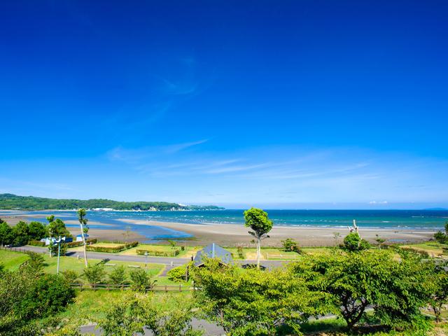 &lt;font color=&quot;#800080&quot;&gt;&lt;strong&gt;糸ヶ浜海浜公園&lt;/strong&gt;&lt;/font&gt;（日出町）&lt;br&gt;遠浅で小さなお子様も楽しめる海水浴場を中心に、オートキャンプ場、ログキャビン、テニスコート、野球もできる運動場を備えた総合レジャー公園。海水浴シーズンには多くの若者・ファミリーで賑わいます。&lt;br&gt;&lt;span style=&quot;font-size:14px;&quot;&gt;&lt;strong&gt;&lt;hr&gt;【DATA】 &lt;/strong&gt;&lt;br /&gt; 住所／日出町大神6842&lt;br&gt;電話／0977-72-0555（糸ヶ浜管理事務局）&lt;br&gt;&lt;a href=&quot;https://hijinavi.com/spots/detail/58&quot; target=&quot;_blank&quot;&gt;&lt;font color=&quot;#0033ff&quot;&gt;詳細はこちら&lt;/font&gt;&lt;/a&gt;&lt;/span&gt;