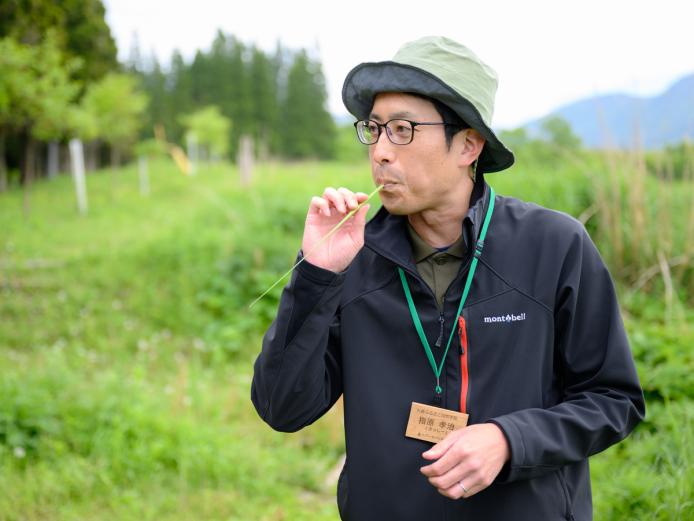 ▲イベント時は、草笛など都会では体験できないような遊びをスタッフが教えてくれる