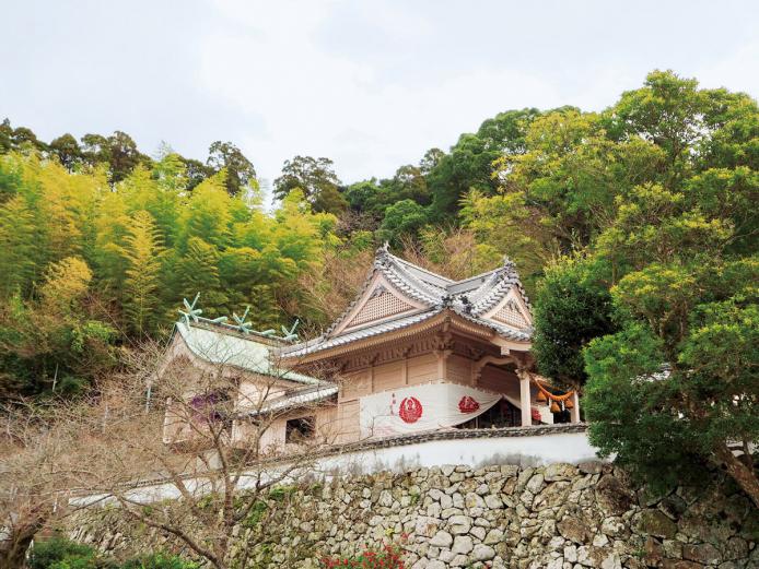 &lt;font color=&quot;#800080&quot;&gt;&lt;strong&gt;粟嶋神社&lt;/strong&gt;&lt;/font&gt;（佐伯市）&lt;br&gt;佐伯市の沿岸にある神社。薄桃色の可愛らしい社殿が特徴で、安産や縁結びの神様で知られており、江戸時代には毛利藩の女中たちも参拝していたといわれています。天井画は色鮮やかで、草木や海にまつわる自然の風景などが80枚飾られており、じっくりと見たくなります。&lt;hr&gt;&lt;span style=&quot;font-size:14px;&quot;&gt;【DATA】&lt;br /&gt;住所／佐伯市米水津小浦&lt;br&gt;問合せ／0972-23-3400（佐伯市観光案内所）&lt;br&gt;&lt;a href=&quot;https://www.visit-saiki.jp/spots/detail/005d1eba-3028-47ed-9a7f-421faad5eb75&quot; target=&quot;_blank&quot;&gt;&lt;font color=&quot;#0033ff&quot;&gt;HPはこちら&lt;/font&gt;&lt;/a&gt;&lt;/span&gt;&lt;br&gt;&lt;br&gt;