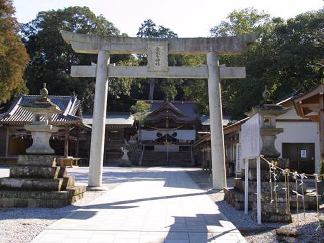 &lt;font color=&quot;#800080&quot;&gt;&lt;strong&gt;西寒多神社&lt;/strong&gt;&lt;/font&gt;（大分市）&lt;br&gt;一本の木から咲き誇る藤の名所として知られる神社です。歴代の国司や武将の尊崇が厚く、大分県内では宇佐神宮につぐ神社として知られています。1月1日には「元旦祭」が行われます。&lt;hr&gt;&lt;span style=&quot;font-size:14px;&quot;&gt;【DATA】&lt;br /&gt;住所／大分市大字寒田1644&lt;br&gt;問合せ／097-569-4182（西寒多神社）&lt;br&gt;&lt;a href=&quot;https://sasamuta.com/&quot; target=&quot;_blank&quot;&gt;&lt;font color=&quot;#0033ff&quot;&gt;HPはこちら&lt;/font&gt;&lt;/a&gt;&lt;/span&gt;&lt;br&gt;&lt;br&gt;