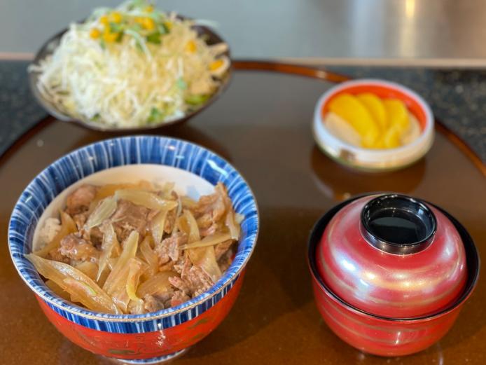 ▲「ランチ」800円。カレーや牛丼、ラーメンなどの中から日替わりで1種類が用意されている