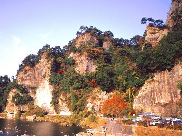 &lt;font color=&quot;#800000&quot;&gt;&lt;strong&gt;青の洞門 競秀峰&lt;/strong&gt;&lt;/font&gt;（中津市）&lt;br&gt;耶馬渓の代表的な景勝地。菊池寛の小説「恩讐の彼方に」で全国的に知られた名高い景勝地“青の洞門”は、山国川に面してそそり立つ競秀峰の裾にある洞門です。紅葉の名所としても有名で、毎年多くの人が訪れます。&lt;br&gt;&lt;hr&gt;&lt;span style=&quot;font-size:14px;&quot;&gt;【DATA】&lt;br /&gt; 住所／中津市本耶馬渓町曽木&lt;br&gt;電話／0979-52-2211（中津市本耶馬渓支所）&lt;br&gt;見頃／11月上旬～11月中旬&lt;br&gt;&lt;a href=&quot;https://nakatsuyaba.com/?introduce=kyosyuho&quot; target=&quot;_blank&quot;&gt;&lt;font color=&quot;#0033ff&quot;&gt;詳細はこちら&lt;/font&gt;&lt;/a&gt;&lt;/span&gt;