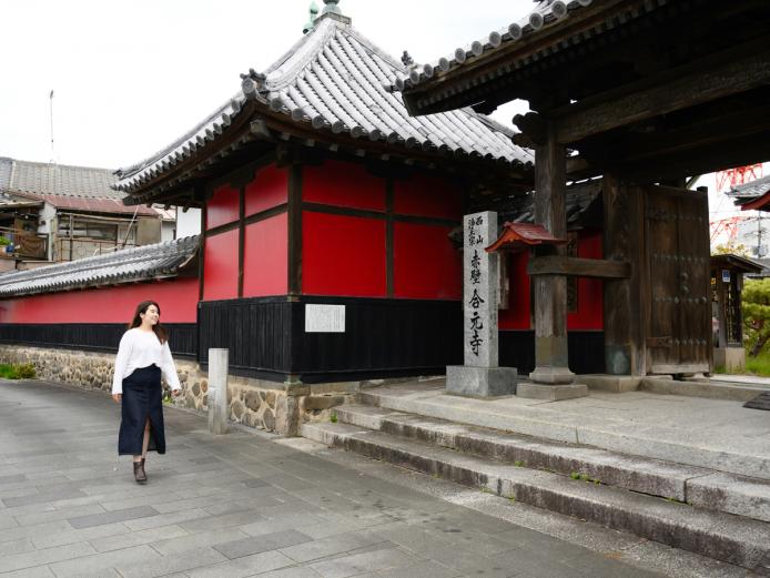 ▲貼り付けた和紙の糊を乾かしている間に寺町・城下町を散策。真っ赤な壁の『合元寺』など見どころ満載！