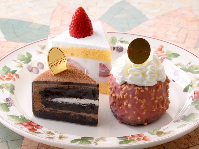 ▲左より「ショコラティエ」518円、「丸ごと夏いちごのショートケーキ」702円、「ショコラロワイヤル」572円